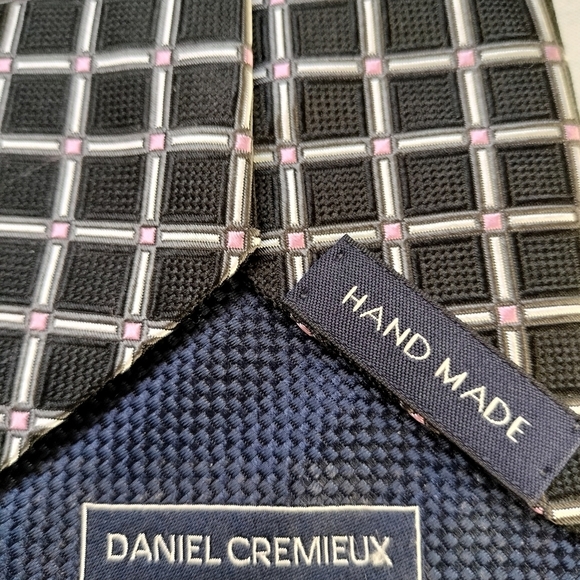 Daniel Cremieux Tie Mens Hand Made USA 100% Silk Geometric Black w/ Pink Long - Picture 7 of 10